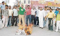 Congress activists led by PPCC secretary Varun Mehta burn the effigy of committee president Shamsher Singh Dullo in Ludhiana on Monday.—