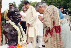 Delhi Chief Minister Sheila Dikshit pays tribute to Lokmanya Bal Gangadhar Tilak on his 87th death anniversary in the Capital