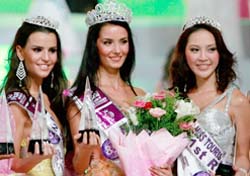The winner of the 2007 International Miss Tourism Queen Russias Olga Zarubina (centre) poses with first runner-up Thailand's Vasana Wongbuntree (right) and second runner-up Tamara Almeida Silva (left) at Zhengzhou, in China's Henan province