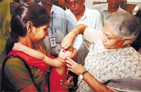 Delhi Chief Minister Sheila Dikshit administers anti-polio drops at Delhi Secretariat