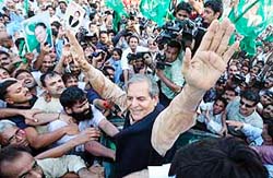 Javed Hashmi, a senior party leader of former Prime Minister Nawaz Sharif, waves to supporters after his release from Kot Lakhpat Central Jail in Lahore