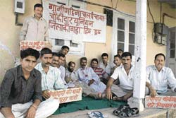 Members of the Kangra District Panchayat Chowkidar Union have been holding a relay fast outside the office of the deputy commissioner, Dharamsala, in support of the demand for regularisation of their services.