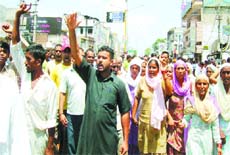 Irate family members of the victims protesting at the Chandigarh Chowk in Nawanshahr on Sunday.