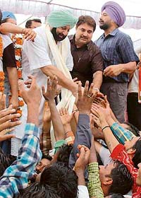 Capt Amarinder Singh, former Chief Minister, meets supporters at a rally in Amritsar