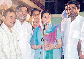 Congress MP Preneet Kaur campaigns for party candidate from ward No. 36