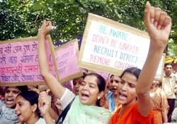 Unemployed teachers holding Diet and JBT diploma protest against the Delhi government at Jantar Mantar in the Capital 