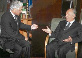 Union minister of state for commerce and industry Ashwani Kumar (left) with Israeli President Shimon Peres at the President House in Jerusalem