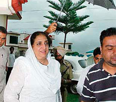 Braving heavy rains, Rajinder Kaur Bhattal arrives to participate in the municipal corporation election campaign in Amritsar on Monday.