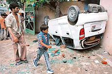 Violent clashes between Akali and Congress supporters in the Gumtala area in Ward No. 5, Amritsar, left cars and private property damaged.