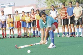 Senior hockey player Balvinder Kaur gives tips to budding players at Markandeshwar Hockey Stadium, Shahabad