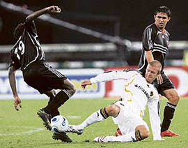 David Beckham (C) of the Los Angeles Galaxy handles the ball against Clyde Simms (L) and Jamie Moreno (R) of DC United at RFK in Washington, DC, on Thursday. DC united defeated the LA Galaxy 1-0.