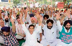 Members of the Chandigarh Sanjha Morcha protest against the land acquisition policies of UT Administration in Chandigarh on Tuesday.