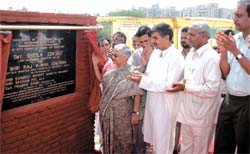 Delhi Chief Minister Sheila Dikshit inaugurates the development work of City Forest at Ghazipur Hindon Cut. Environment Minister Raj Kumar Chauhan, MP Sandeep Dikshit are also present on this occasion.