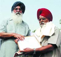 Rajinders father Jagdeep Singh receives award from CM Parkash Singh Badal during the state-level Independence Day function held at Ludhiana.