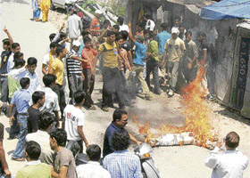 ABVP activists burn an effigy of Chief Minister Virbhadra Singh at Gurdwara Chaok in Bilaspur on Friday