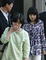 Kim Kyung-ja (left) and Kim Ji-na, who were among the 21 Koreans kidnapped by the Taliban in Afghanistan, arrive at the Incheon international airport in Incheon, west of Seoul, on Friday. The two South Korean hostages were held for about a month by Taliban insurgents in Afghanistan.