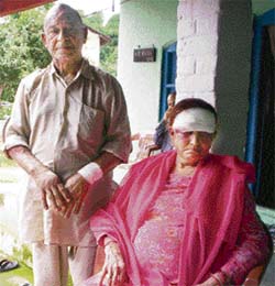 Champa Devi with her husband Hem Raj who were injured by a miscreant in Kangra