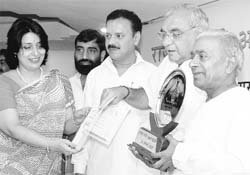 CM Bhupinder Singh Hooda hands over the first prize to the sarpanch of the Raipur Rani panchayat which stood first in the use of renewable energy appliances.
