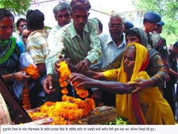 Shanti Devi, wife of late Hardas, pays floral tributes to the mortal remains of her husband at Pataudi on Thursday.