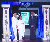 Author of Peace or Perish Dada J.P. Vaswani flanked by power minister S.K. Shinde and Lt-Governor Tejender Khanna.