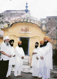 Members of the fact-finding committee of the Delhi Sikh Gurdwara Management Committee (DSGMC) during their visit to Gurdwara Bhai Taru Singh at Naulakha Bazar in Lahore