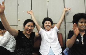 Relatives of South Korean hostages in Afghanistan celebrate in Seongnam on Tuesday after the Taliban agreed to release 19 Christian aid workers held hostage for nearly six weeks.