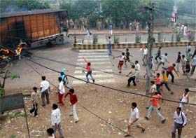 Protesters pelt security forces with stones in Agra
