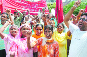 Activists of Pendu Mazdoor Union raise slogans against the government in Jalandhar