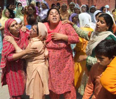 Women wail over the death of a relative who died due to the negligence of JLNN Hospital doctors at Ranawari in Srinagar on Friday.