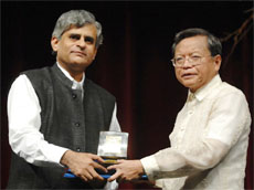 Palagummi Sainath (left) of India receives the 2007 Ramon Magsaysay award for journalism, literature and creative communication arts from Philippine Supreme Court Chief Justice Reynato Puno in Manila on Friday.