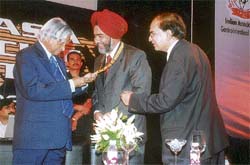 Former President A.P.J. Abdul Kalam honours Dr Kuldip Singh at Hyderabad