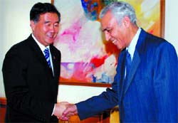 Chairman of the Standing Committee of Chongqing Municipal People's Congress, Wang Yang calls on the Delhi Lt-Governor Tejendra Khanna to promote better understanding and economic trade ties between India and China, at Raj Niwas in the Capital on Monday.