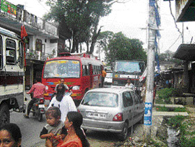 With no policeman to regulate traffic, wrongly parked vehicles like this Zen car add to traffic chaos on the Dharamsala road in Kangra