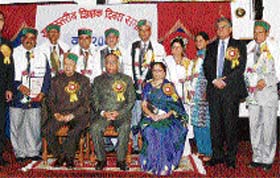 National and State Teachers Award winners with Governor V.S. Kokje and Chief Minister Virbhadra Singh at Raj Bhavan in Shimla