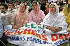Teachers from Jammu and Kashmir listen to Chief Minister Ghulam Nabi Azad during the Teachers Day celebrations at Sher-e-Kashmir Park in Srinagar