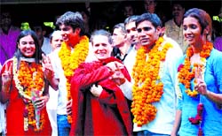 Congress president Sonia Gandhi flanked by Delhi University Students Union office bearers:president- Amrita Bahr;secretary- Manish Choudhary;vice-president- Devraj Talan and joint secretary- Khushboo Sharma