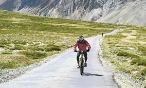 Gautam Kuthari of Delhi mountain biking from Manali to Leh.
