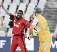 Zimbabwean bowler Elton Chigumbura (L) took three crucial wickets.