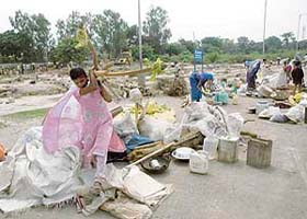 Slum-dwellers remove their ‘jhuggis’ from HUDA land in Sector 14, Panchkula