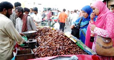 Kashmiris buy dates on the eve of Ramzan in Srinagar