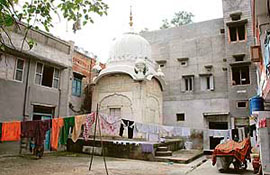 A view of the haveli of Bhai Wasti Ram in Amritsar which is surrounded by tall buildings.