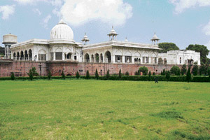 The eastern faade comprising the Mussaman Burj, the Diwan-e-Khas and the Hammam.