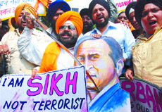 Activists of the National Akali Dal shout anti-US slogans during a protest against the frisking of turbans at airports across the US, in the Capital on Sunday. Tribune photo by Manas Ranjan Bhui