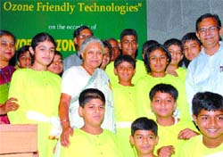 Delhi Chief Minister Sheila Dikshit poses with schoolchildren at a seminar on "ODS phase out and Ozone Friendly Technologies" on the occasion of World Ozone Day in the Capital