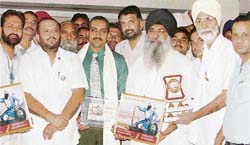 Krishan Kumar Bawa, national president, and Hari Das Bawa, state president, Bairagi Mahamandal, felicitate Avtar Singh Grewal and Buta Singh at the state-level meeting in Ludhiana