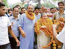 HPCC chief Viplove Thakur gets a rousing welcome during her first visit to Nurpur after becoming the PCC chief and a Rajya Sabha member