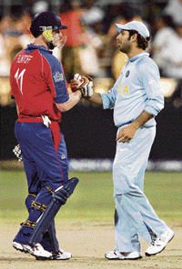 Englands Andrew Flintoff (left) congratulates Yuvraj Singh after India won their Twenty20 World Cup match on Wednesday. 