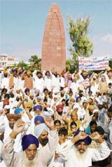 Farmers gather at Jallianwala Bagh in Amritsar to pay homage to Shaheed Bhagat Singh on Sunday.