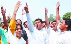 Delhi University ABVP activists demand the cancellation of the DUSU election-2007 in front of the vice-chancellors office in the Capital
