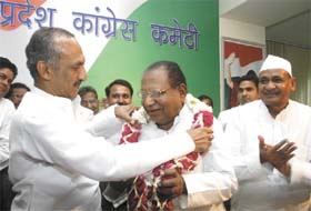 DPCC president Jai Prakash Aggarwal welcomes Yogendra Singh Makhwana, chairman of SC Department of the AICC at a convention of scheduled caste leaders and workers at the DPCC office in the Capital